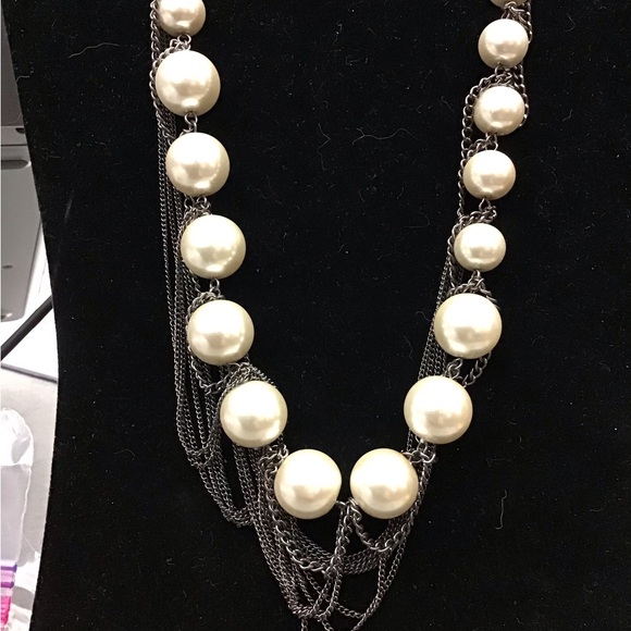 NWOT Beautiful faux Pearl Necklace with Silver dangling design Approximately 11” - Picture 2 of 3